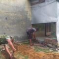 Tak Sekadar Mengawasi Wilayah, Babinsa Koramil 06/Kluet Utara Ikut Bantu Bangun Pondasi Dapur Warga